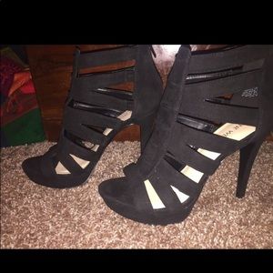 Black Heels: Brand”Nine West” (Size:8M)